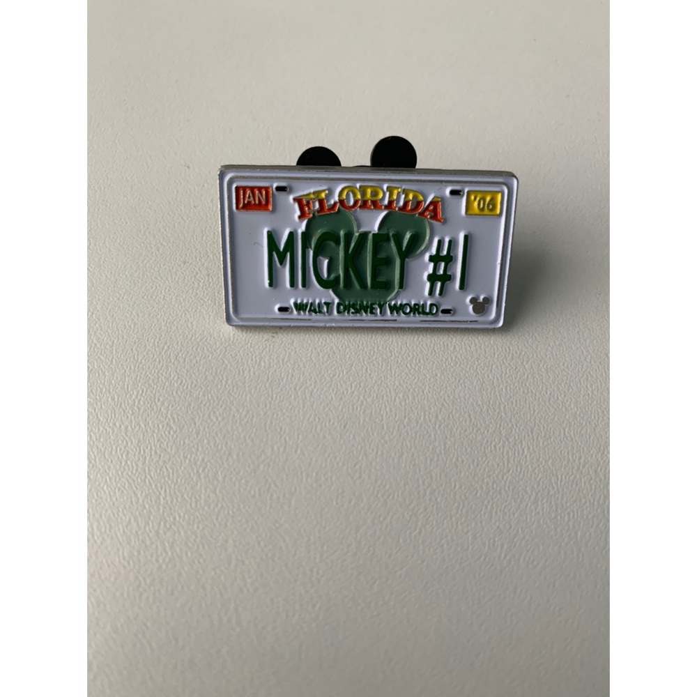 DISNEY HIDDEN MICKEY LICENSE PLATE PIN